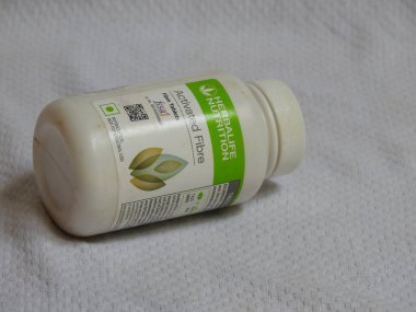 Bangalore, Karnataka / India-Aug 02-2020: Kapanış ve Herbalife Beslenme Ürünleri Grubu beyaz arka planda izole edildi