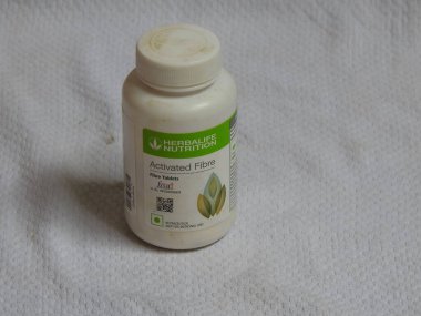 Bangalore, Karnataka / India-Aug 02-2020: Kapanış ve Herbalife Beslenme Ürünleri Grubu beyaz arka planda izole edildi