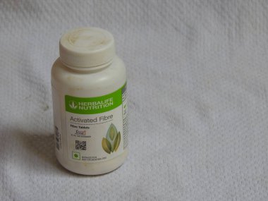 Bangalore, Karnataka / India-Aug 02-2020: Kapanış ve Herbalife Beslenme Ürünleri Grubu beyaz arka planda izole edildi