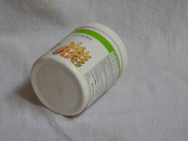 Bangalore, Karnataka / India-Aug 02-2020: Kapanış ve Herbalife Beslenme Ürünleri Grubu beyaz arka planda izole edildi