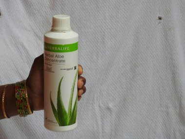Bangalore, Karnataka / India-Aug 02-2020: Kapanış ve Herbalife Beslenme Ürünleri Grubu beyaz arka planda izole edildi