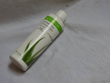 Bangalore, Karnataka / India-Aug 02-2020: Kapanış ve Herbalife Beslenme Ürünleri Grubu beyaz arka planda izole edildi