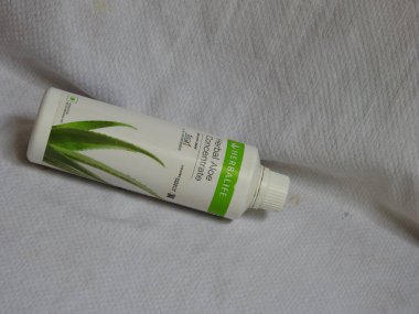 Bangalore, Karnataka / India-Aug 02-2020: Kapanış ve Herbalife Beslenme Ürünleri Grubu beyaz arka planda izole edildi