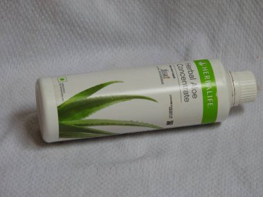 Bangalore, Karnataka / India-Aug 02-2020: Kapanış ve Herbalife Beslenme Ürünleri Grubu beyaz arka planda izole edildi