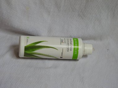 Bangalore, Karnataka / India-Aug 02-2020: Kapanış ve Herbalife Beslenme Ürünleri Grubu beyaz arka planda izole edildi