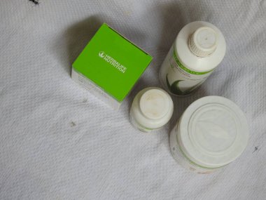 Bangalore, Karnataka / India-Aug 02-2020: Kapanış ve Herbalife Beslenme Ürünleri Grubu beyaz arka planda izole edildi