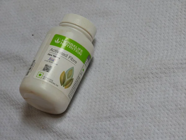 Bangalore, Karnataka / India-Aug 02-2020: Kapanış ve Herbalife Beslenme Ürünleri Grubu beyaz arka planda izole edildi