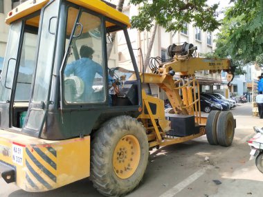 Bangalore, Karnataka / India-Oct 09 2020: Endüstriyel Turna 'nın dış sanayide bir Araca Yükleme Makinesi ve Kaldıraç veya Malzemesinin Kapanışı.