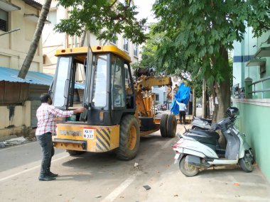 Bangalore, Karnataka / India-Oct 09 2020: Endüstriyel Turna 'nın dış sanayide bir Araca Yükleme Makinesi ve Kaldıraç veya Malzemesinin Kapanışı.