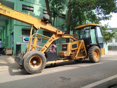 Bangalore, Karnataka / India-Oct 09 2020: Endüstriyel Turna 'nın dış sanayide bir Araca Yükleme Makinesi ve Kaldıraç veya Malzemesinin Kapanışı.