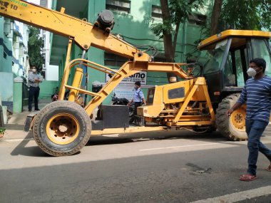 Bangalore, Karnataka / India-Oct 09 2020: Endüstriyel Turna 'nın dış sanayide bir Araca Yükleme Makinesi ve Kaldıraç veya Malzemesinin Kapanışı.