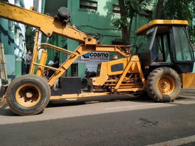 Bangalore, Karnataka / India-Oct 09 2020: Endüstriyel Turna 'nın dış sanayide bir Araca Yükleme Makinesi ve Kaldıraç veya Malzemesinin Kapanışı.