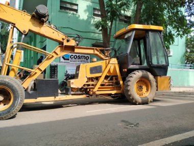 Bangalore, Karnataka / India-Oct 09 2020: Endüstriyel Turna 'nın dış sanayide bir Araca Yükleme Makinesi ve Kaldıraç veya Malzemesinin Kapanışı.