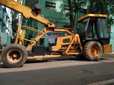 Bangalore, Karnataka / India-Oct 09 2020: Endüstriyel Turna 'nın dış sanayide bir Araca Yükleme Makinesi ve Kaldıraç veya Malzemesinin Kapanışı.