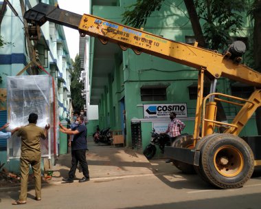 Bangalore, Karnataka / India-Oct 09 2020: Endüstriyel Turna 'nın dış sanayide bir Araca Yükleme Makinesi ve Kaldıraç veya Malzemesinin Kapanışı.