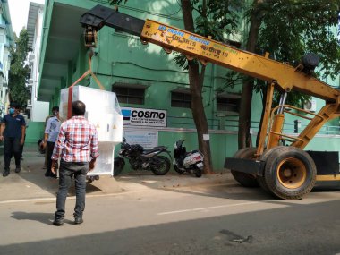 Bangalore, Karnataka / India-Oct 09 2020: Endüstriyel Turna 'nın dış sanayide bir Araca Yükleme Makinesi ve Kaldıraç veya Malzemesinin Kapanışı.