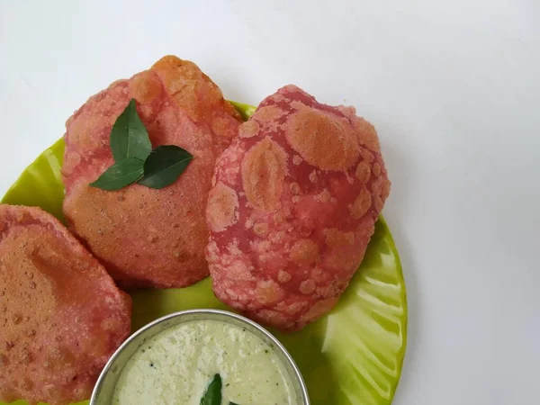 Homemade Beetroot Poori Fried Puri Green Chilly Chutney Plate Isolated — 스톡 사진