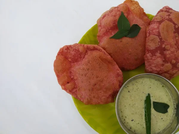 Closeup Beterraba Caseira Poori Puri Frito Com Chutney Verde Chilly — Fotografia de Stock