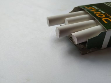 Bangalore, Karnataka / Hindistan-Ekim 15 2020: Paketli DOMS Beyaz Tozsuz Tebeşir Paketi beyaz arkaplanda izole edildi