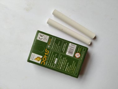 Bangalore, Karnataka / Hindistan-Ekim 15 2020: Paketli DOMS Beyaz Tozsuz Tebeşir Paketi beyaz arkaplanda izole edildi