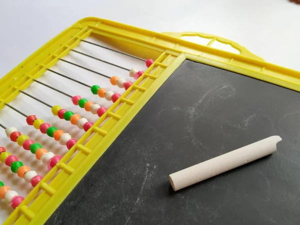 Nahaufnahme Von Plastic Bunte Beeds Für Abacus Black Board Schiefer — Stockfoto