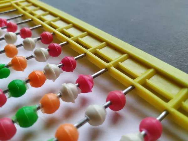 Nahaufnahme Von Plastic Bunte Beeds Für Abacus Black Board Schiefer — Stockfoto