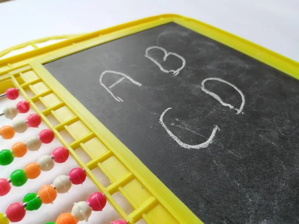 Nahaufnahme Vom Halten Eines Weißen Kreidestücks Der Hand Und Schreiben — Stockfoto