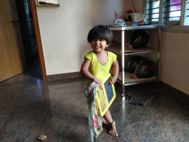 Bangalore, Karnataka / Hindistan-15 Ekim 2020: Hintli kız çocuğunun ayakta durması ve okula gitmek için Abacus Slate 'i tutması