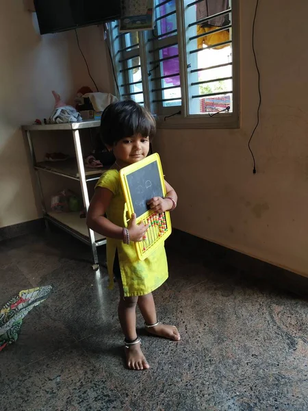 バンガロール カルナータカ州 2020年10月15日 インドの少女が立ち上がってそろばんを持って学校に行く — ストック写真