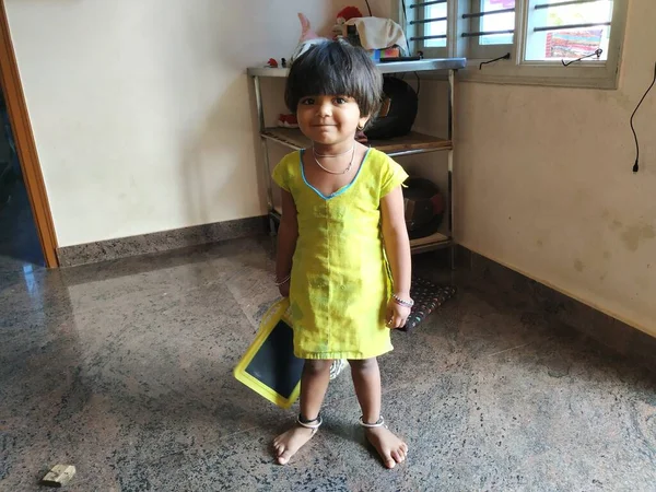 バンガロール カルナータカ州 2020年10月15日 インドの少女が立ち上がってそろばんを持って学校に行く — ストック写真