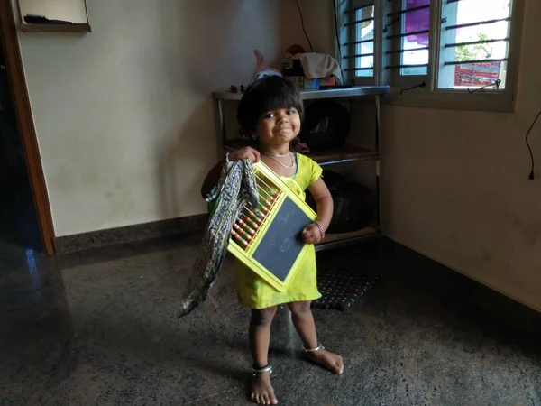 バンガロール カルナータカ州 2020年10月15日 インドの少女が立ち上がってそろばんを持って学校に行く — ストック写真