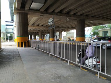 Bangalore, Karnataka / Hindistan-Ekim 15 2020: Yelachenahalli Metro İstasyonu Yeşil Hat Altında Giden Araçların Kapanışı.