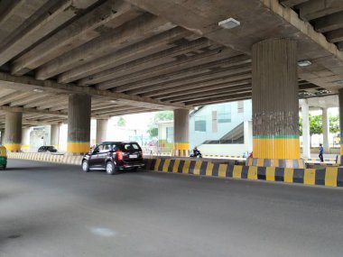 Bangalore, Karnataka / Hindistan-Ekim 15 2020: Yelachenahalli Metro İstasyonu Yeşil Hat Altında Giden Araçların Kapanışı.