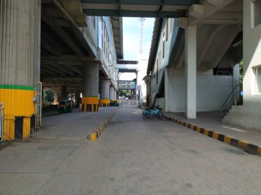 Bangalore, Karnataka / Hindistan-Ekim 15 2020: Yelachenahalli Yeşil Metro İstasyonunun Pillers ve Pedestrian Road ile Kapalı Kapısı.