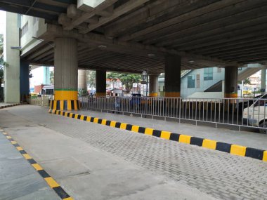 Bangalore, Karnataka / Hindistan-Ekim 15 2020: Yelachenahalli Yeşil Metro İstasyonunun Pillers ve Pedestrian Road ile Kapalı Kapısı.