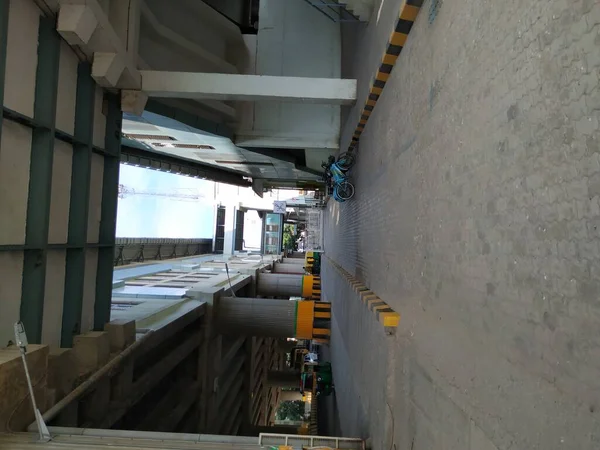 バンガロール カルナータカ州 2020年10月15日 イエチャナハリ グリーンライン地下鉄駅の閉鎖柱と歩行者専用道路を持つ屋外回廊 — ストック写真
