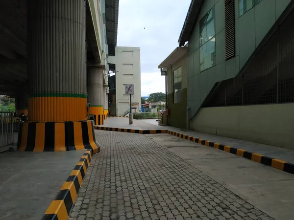 班加罗尔 卡纳塔克邦 2020年10月15日 关闭设有界碑和行人道的叶拉契纳哈利绿线地铁站室外走廊 — 图库照片