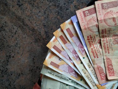 Bangalore, Karnataka / Hindistan-Ekim 16 2020: 20, 100, 200 ve 500 Rupi gibi Çoklu Hint Rupi veya Nakitleri Kapanışı