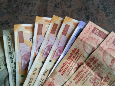 Bangalore, Karnataka / Hindistan-Ekim 16 2020: 20, 100, 200 ve 500 Rupi gibi Çoklu Hint Rupi veya Nakitleri Kapanışı