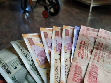 Bangalore, Karnataka / Hindistan-Ekim 16 2020: 20, 100, 200 ve 500 Rupi gibi Çoklu Hint Rupi veya Nakitleri Kapanışı
