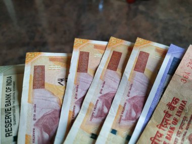 Bangalore, Karnataka / Hindistan-Ekim 16 2020: 20, 100, 200 ve 500 Rupi gibi Çoklu Hint Rupi veya Nakitleri Kapanışı