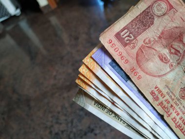 Bangalore, Karnataka / Hindistan-Ekim 16 2020: 20, 100, 200 ve 500 Rupi gibi Çoklu Hint Rupi veya Nakitleri Kapanışı