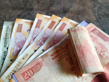 Bangalore, Karnataka / Hindistan-Ekim 16 2020: 20, 100, 200 ve 500 Rupi gibi Çoklu Hint Rupi veya Nakitleri Kapanışı