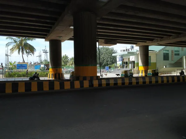 バンガロール カルナータカ州 2020年10月15日 エレチャナハリ地下鉄グリーンラインの高架下またはビルの下を移動する車両の閉鎖 — ストック写真