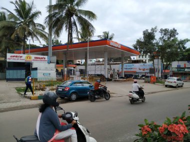 Bangalore, Karnataka / Hindistan-Ekim 15 2020: Hint Petrol Evi veya Bank Yelachenahalli Metro İstasyonu yakınlarındaki güzel manzara