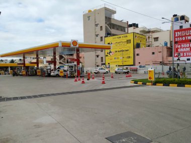 Bangalore, Karnataka / Hindistan-Ekim 15 2020: Yelachenahalli Metro İstasyonu yakınlarındaki Shell Petrol Deposunun kapatılması