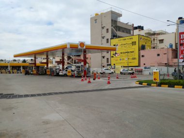 Bangalore, Karnataka / Hindistan-Ekim 15 2020: Yelachenahalli Metro İstasyonu yakınlarındaki Shell Petrol Deposunun kapatılması