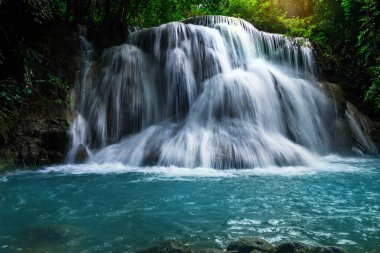Panoramik güzel derin orman şelalesi Tayland 'da açık havada akan taze doğa, Doğal ışık / Konsept Banner
