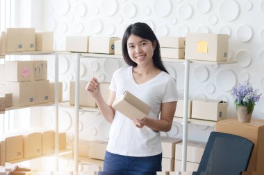 Güzel Asyalı kadın küçük bir iş / internet ticareti işine başladı