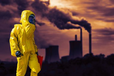Sigara kömür santralı ve koruyucu hazmat uygun erkeklerde görünümü